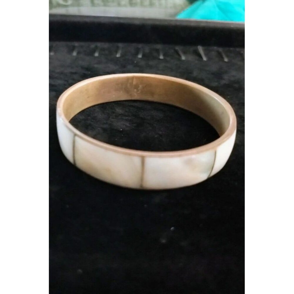 Vintage mother of pearl bangle bracelet - Picture 3 of 3